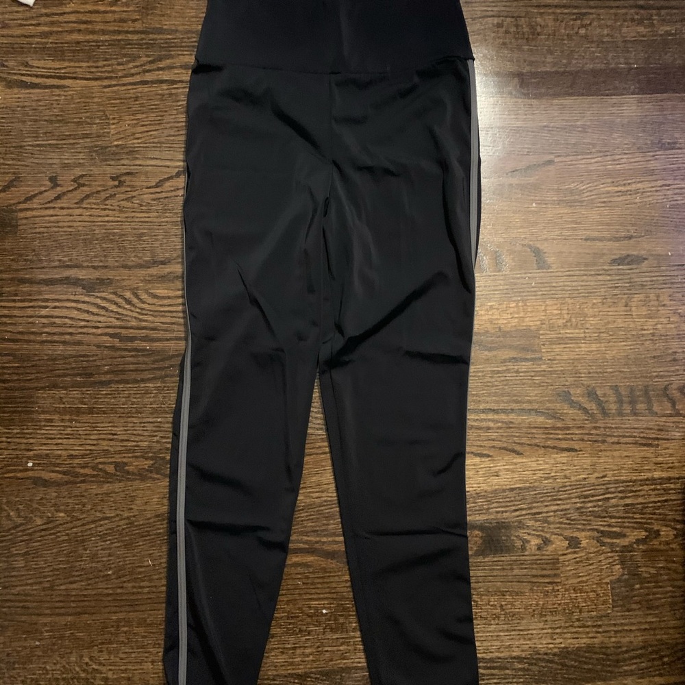 Leggings with gray stripe down the side